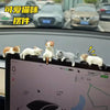 Un juego de decoraciones de gatitos lindos en un interior de coche.