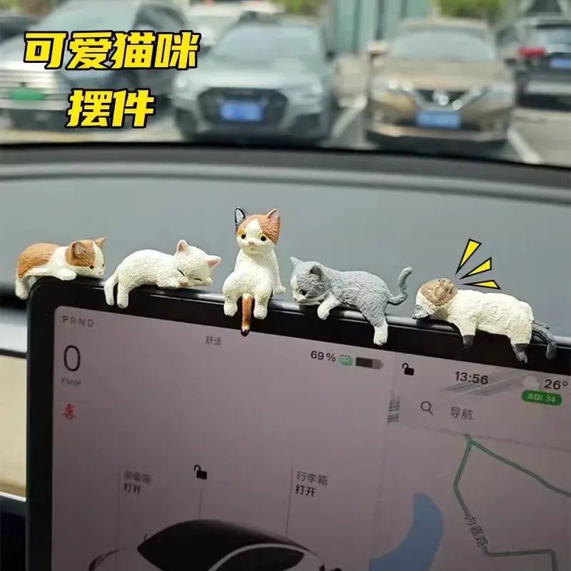 Un juego de decoraciones de gatitos lindos en un interior de coche.