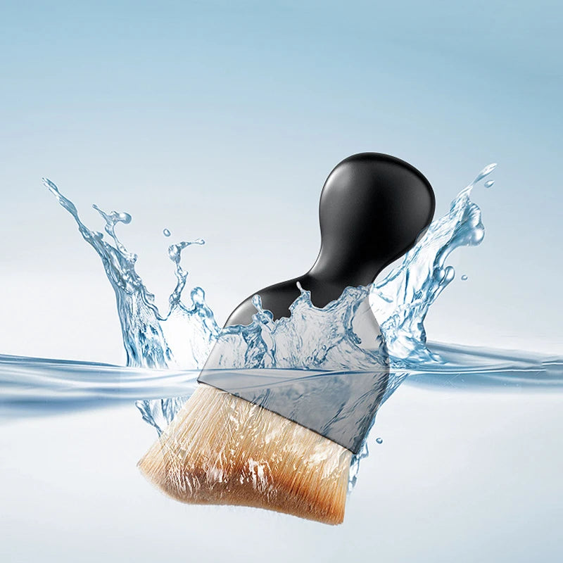 Eine Reinigungspinsel-Set taucht in klarem Wasser und erzeugt Spritzer und Wellen.