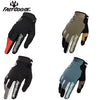 Un ensemble de gants de moto noirs, vert olive et bleus pour le cyclisme et le VTT.