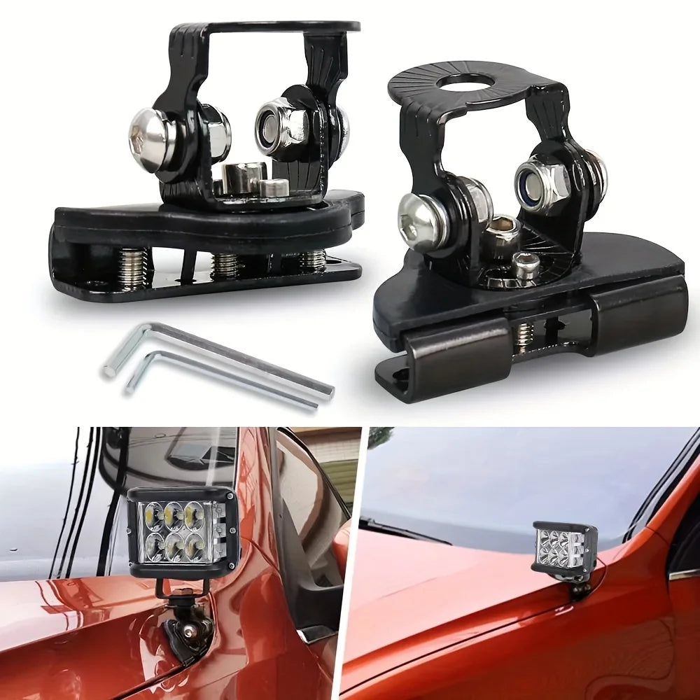 Dos clips de acero inoxidable negro para montar luces LED en el capó de un coche, con ejemplos de instalación.