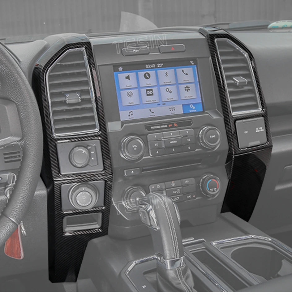Vue intérieure d'une Ford F-150 montrant le garnissage en fibre de carbone de la console centrale et les commandes du tableau