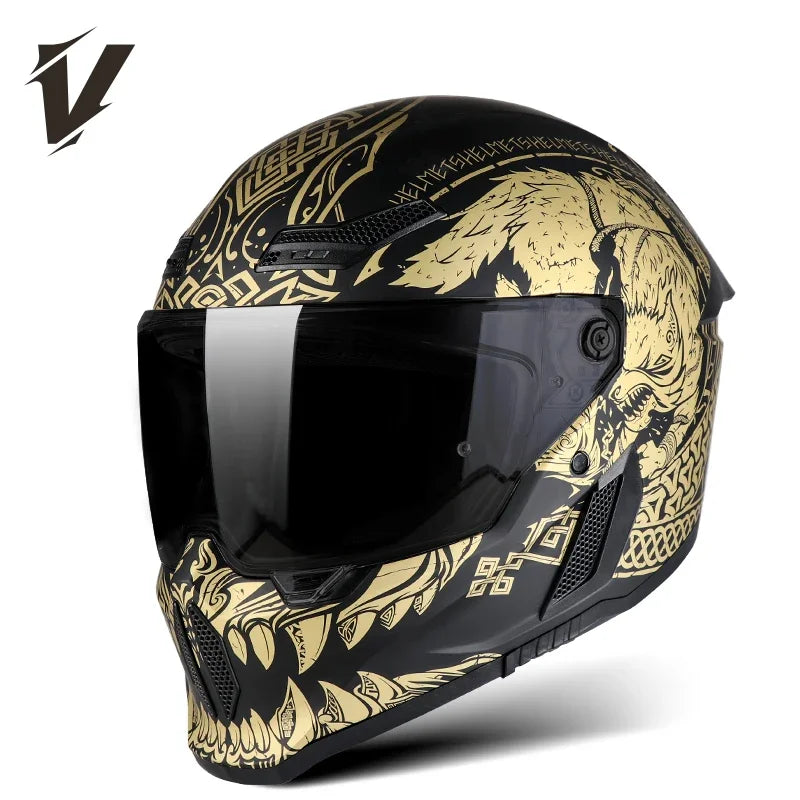 Casco de motocicleta negro con gráficos dorados y visor transparente.