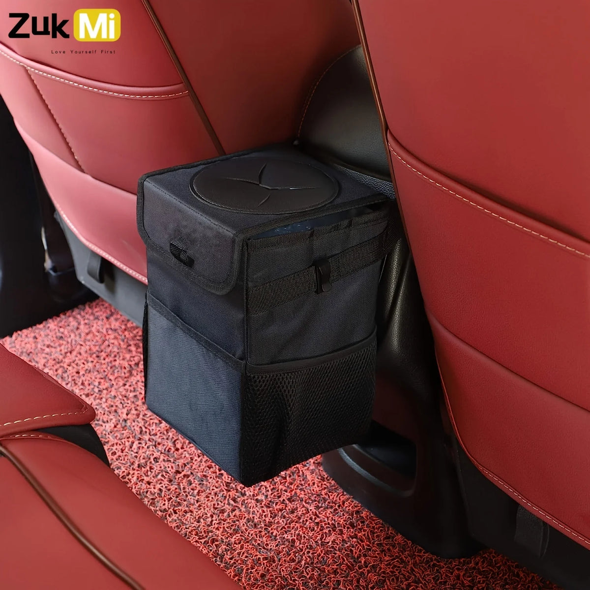 Schwarze faltbare Auto-Mülleimer-Organizer im Sitz eines roten Autos.