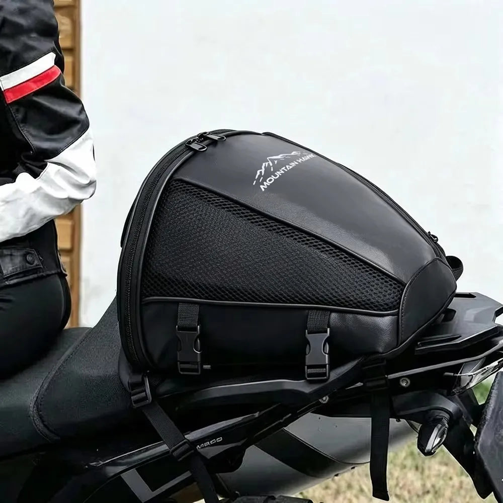 Una bolsa de cola negra para motocicleta montada en una moto, mostrando su textura y diseño.