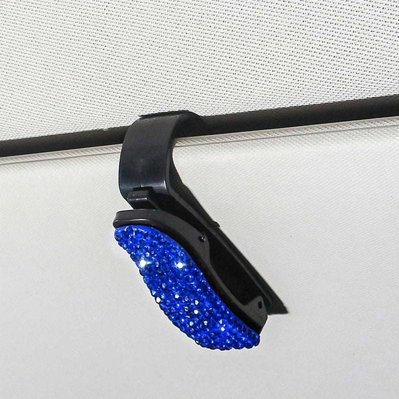 Schwarzer Halter für Sonnenbrillen mit leuchtend blauer Kristallakzent.