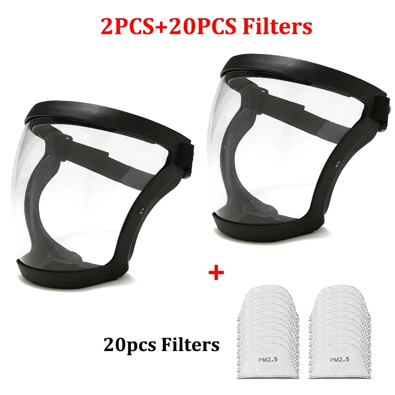 Zwei klare Schutzvisiere und zwanzig PM2,5-Filter sind zu sehen.