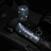 Glitzernde Kristall-Diamantlenkradabdeckung in Lila und Grün auf einer Auto-Innenausstattung.