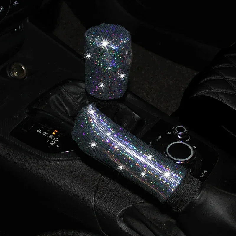 Glitzernde Kristall-Diamantlenkradabdeckung in Lila und Grün auf einer Auto-Innenausstattung.