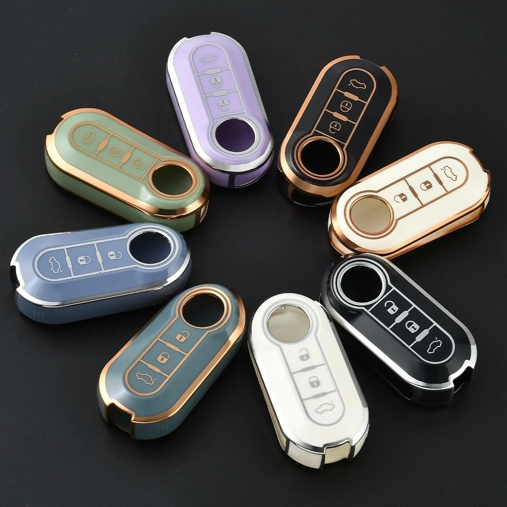 Collection de pochettes pour clés de voiture en cuir de luxe, dans diverses couleurs et finitions, arrangées sur un fond somb