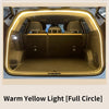 Vue intérieure du coffre d'une voiture avec une bande de LED jaune chaude à cercle illuminant l'espace.