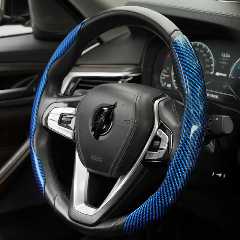 Vue rapprochée d'un volant noir avec une housse de protection en fibre de carbone bleue installée.