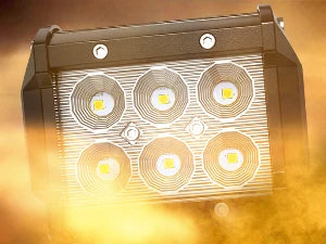 Barre lumineuse rectangulaire avec huit LED brillantes, émettant une lueur jaune chaude sur un arrière-plan brumeux.