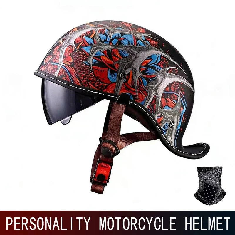 Retro Motorrad-Halbhelm mit rot-blau-grauen Mustern auf schwarzem Hintergrund
