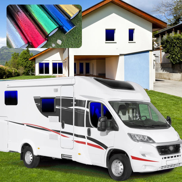 Una camioneta blanca con gráficos negros y rojos está aparcada sobre césped verde, junto a un juego de películas para ventana
