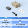 Une boîte beige, un traceur GPS noir et une carte SIM étiquetée Q8 sont présentés sur une surface bleu clair.