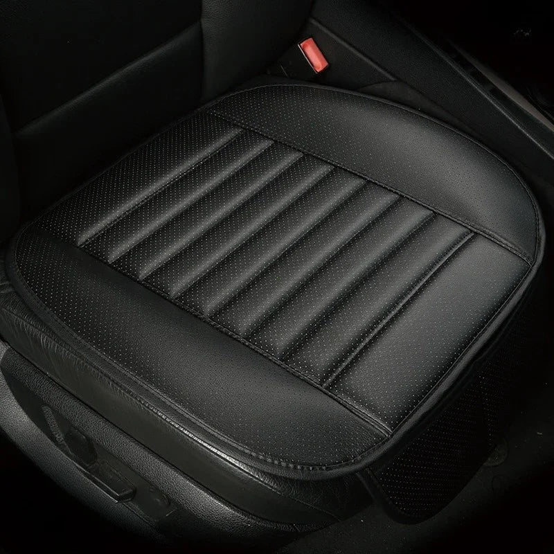 Schwarze atmungsaktive PU-Sitzeinlagen für Autositze.