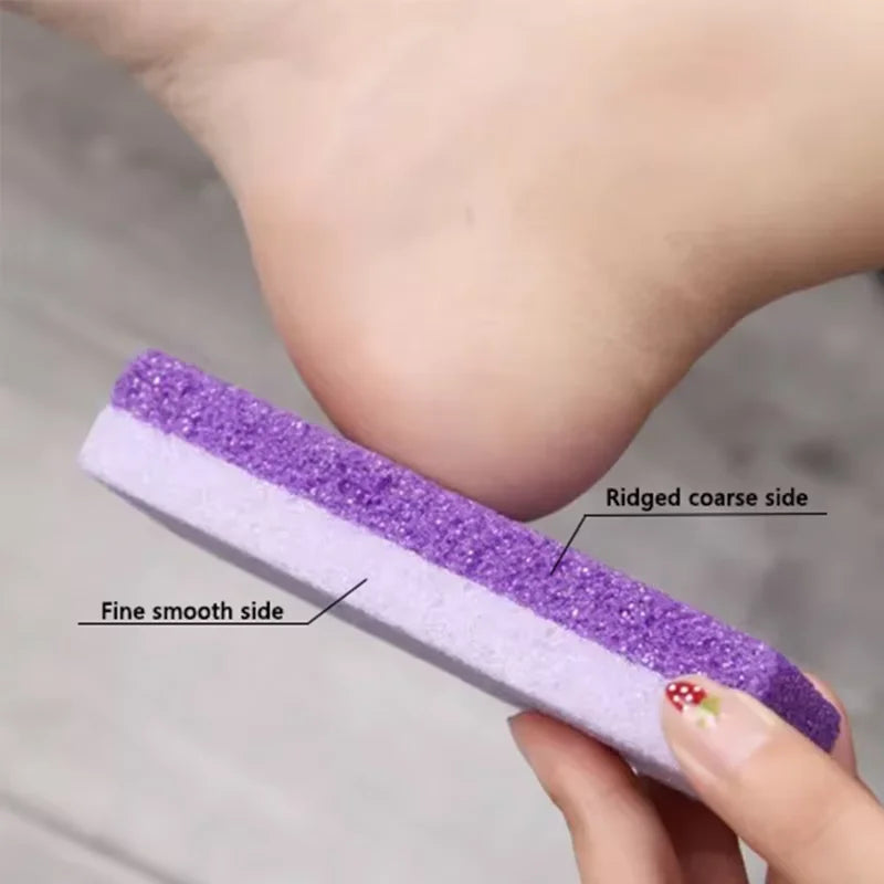Une main tient un gommage exfoliant pour les pieds violet et blanc, montrant un côté rugueux et un côté lisse.