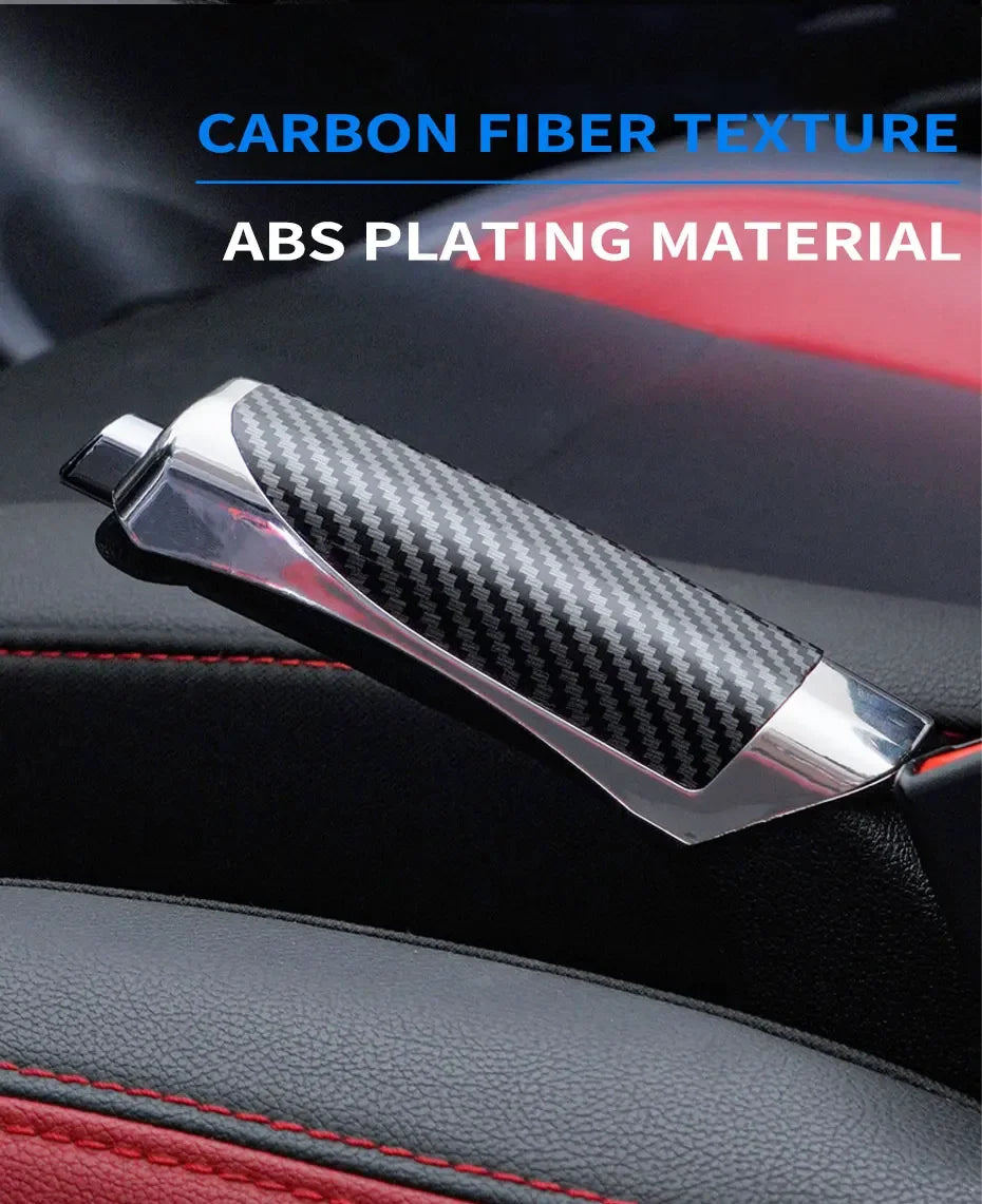 Grip de frein à main en fibre de carbone argentée sur un intérieur de voiture.