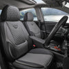 Vista interior de un coche con tapicería de cuero negro y volante negro.