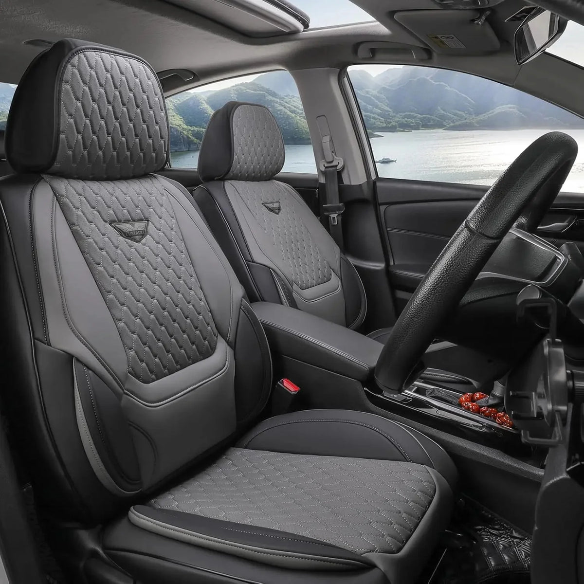 Vista interior de un coche con tapicería de cuero negro y volante negro.