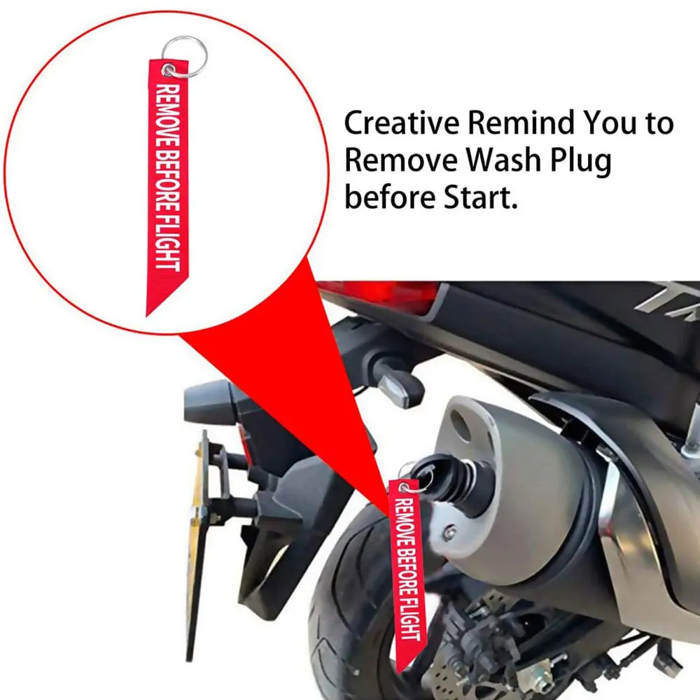 Gros plan d'un bouchon d'échappement de moto avec une étiquette de rappel pour le retirer avant le vol.