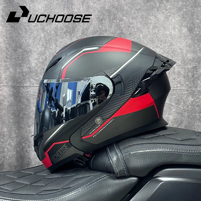 Un casque de moto modulaire noir et rouge DOT est exposé sur une surface en cuir noir.