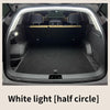 Gros plan de l'intérieur d'une voiture montrant une bande LED blanche en demi-cercle installée dans le coffre.