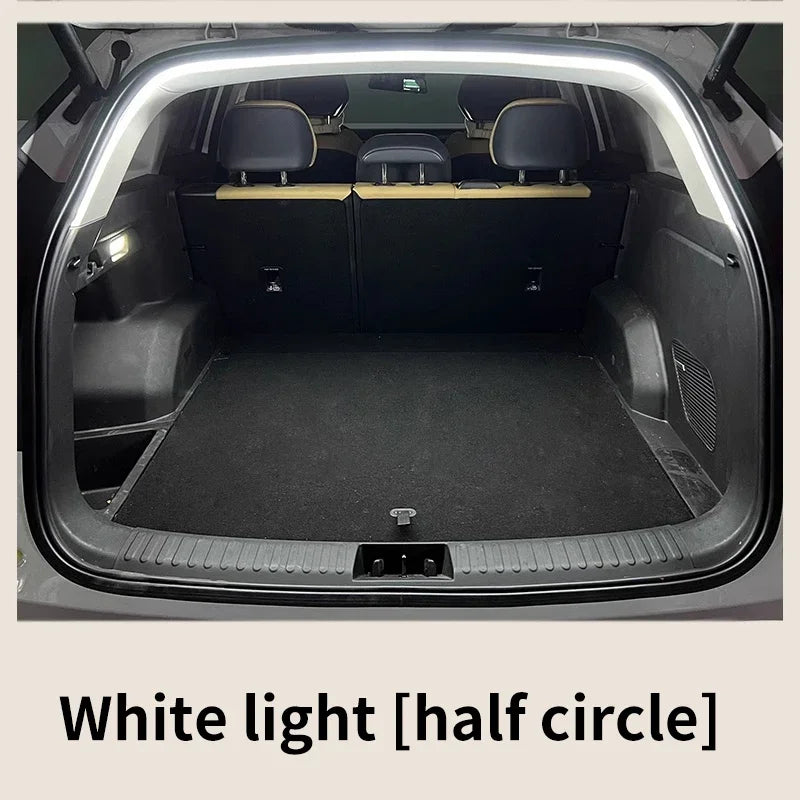 Gros plan de l'intérieur d'une voiture montrant une bande LED blanche en demi-cercle installée dans le coffre.