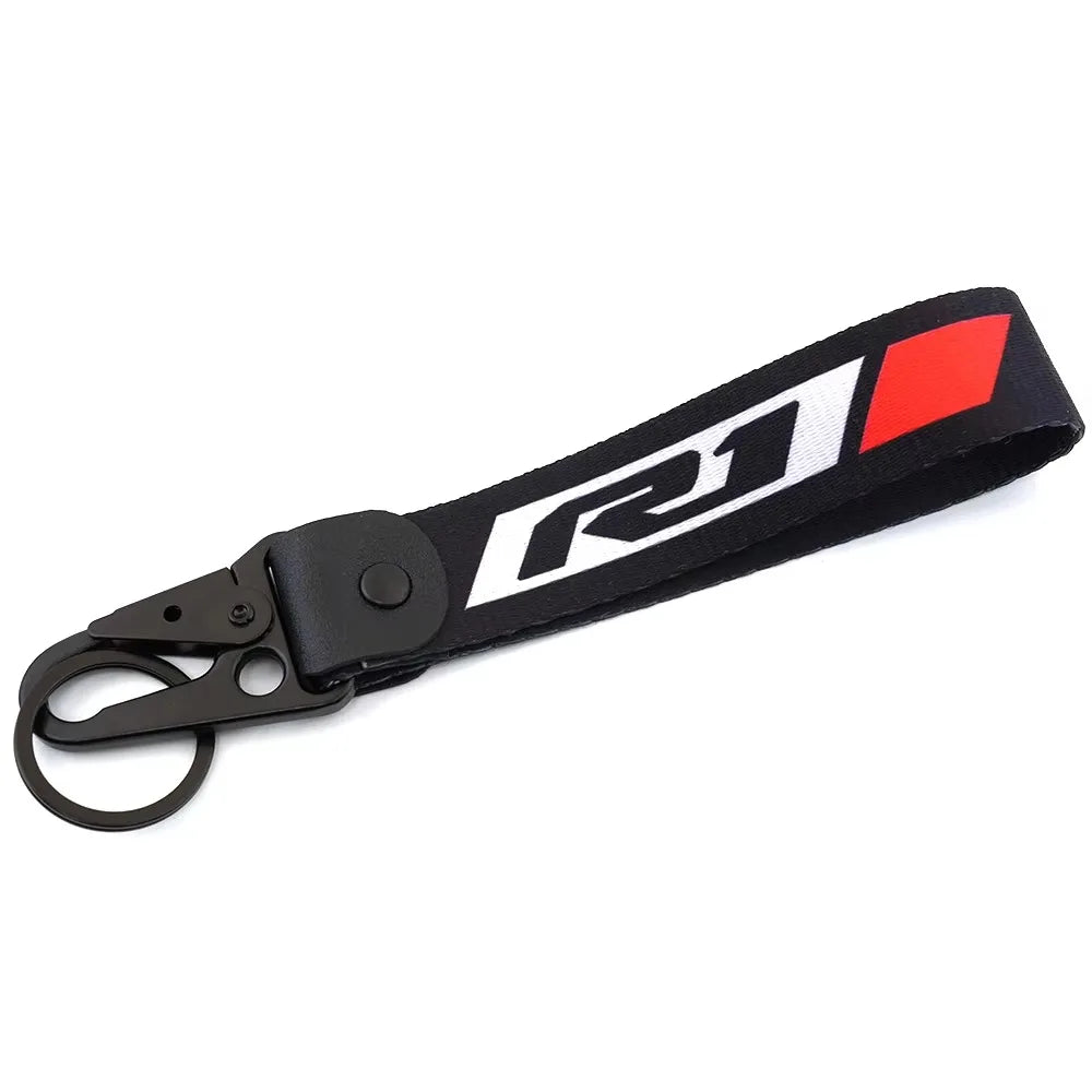 Cache du réservoir de liquide de frein de moto noir et rouge avec une boucle de clé USB.