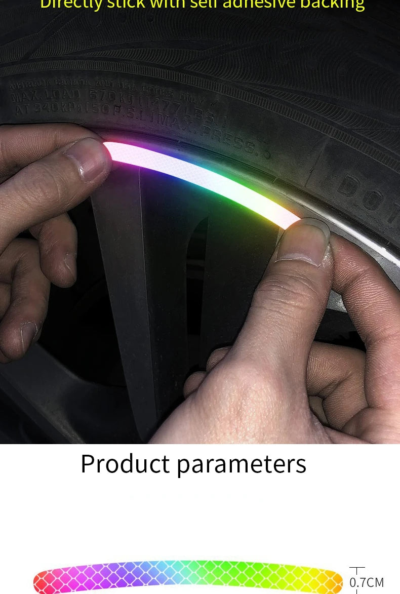 Une main tient une bande lumineuse réfléchissante multicolore, montrant du rouge, de l'orange, du vert et du bleu, contre un