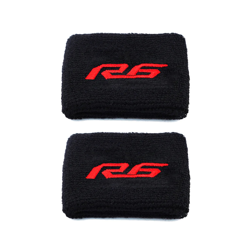 Deux chiffons en microfibre noirs avec des logos R6 rouges, utilisés comme couvercle de réservoir de liquide de frein de moto