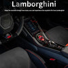 Innenansicht eines Lamborghini mit Lenkrad, Armaturenbrettkontrollen und Sitzdetails