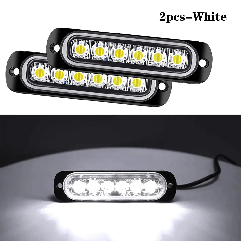 Deux feux clignotants LED blancs de sécurité pour véhicule, montrés dans une version emballée et installée.