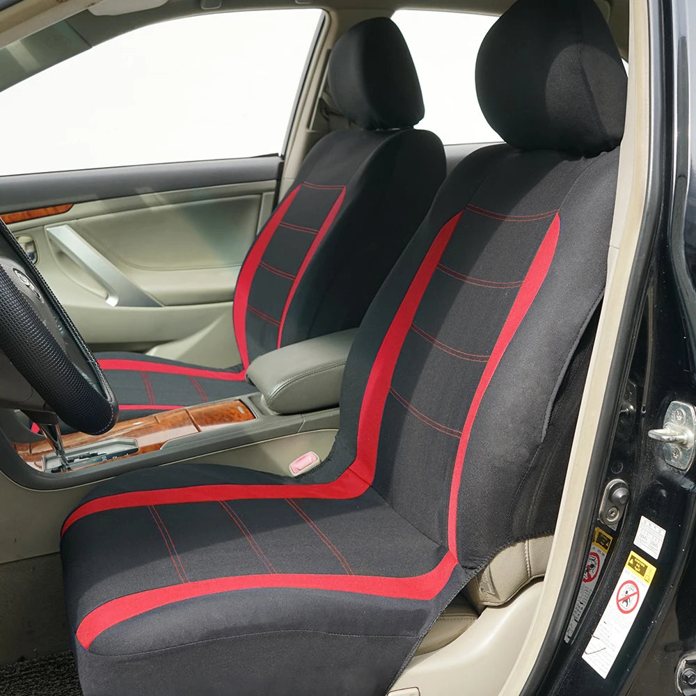 Schwarzes universelles Auto-Sitzbezug-Set, installiert in einer Fahrzeuginnenraum.
