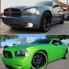 Une Dodge Charger verte avec des logements de marque latérale fumés.