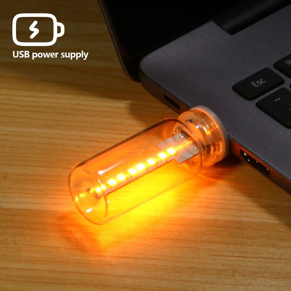 Eine Ambient-LED-Nachtleuchte auf einer Holzoberfläche neben einem Laptop, die eine USB-Stromversorgung demonstriert.