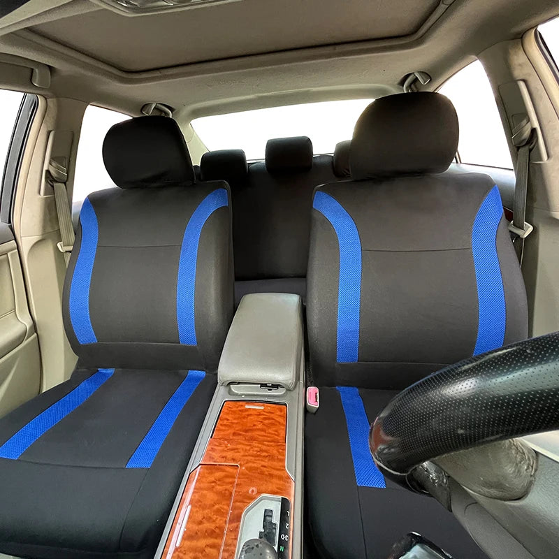 Innenansicht eines Autos mit schwarz-blauen Universal-Sitzbezügen in den Vordersitzen.