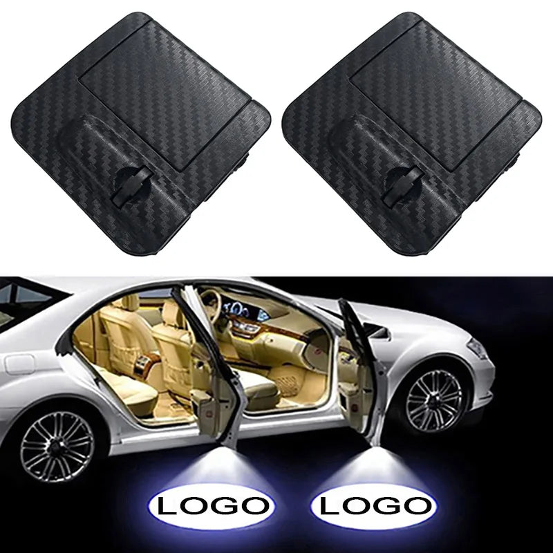 Un paire de logos de porte noirs texturés à côté d'une portière de voiture avec projection lumineuse.