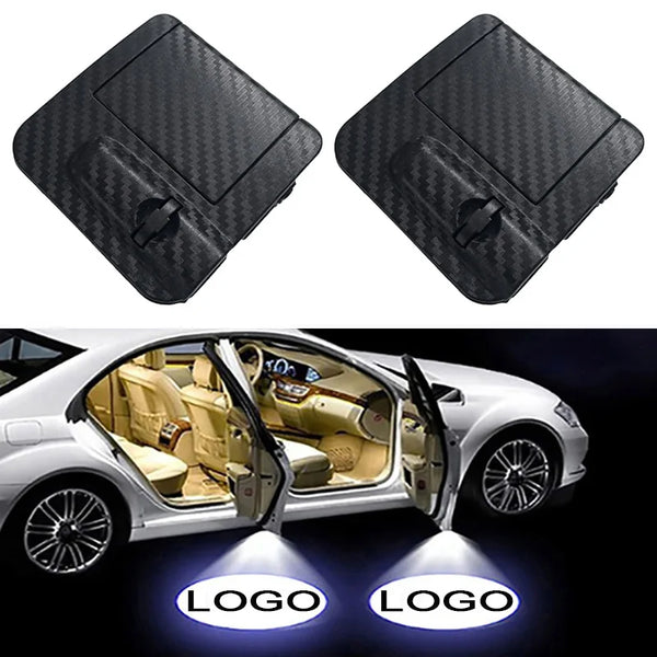 Un par de logotipos de puertas negras texturizadas junto a una puerta de coche con proyección de luz.