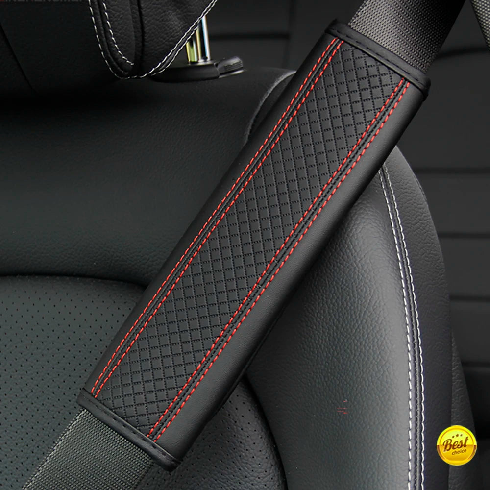 Housse pour ceinture de sécurité en cuir PU noir avec surpiqûres rouges sur un siège de voiture noir.
