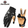 Une paire de gants de moto noir et beige, vue complète et vue de la main.