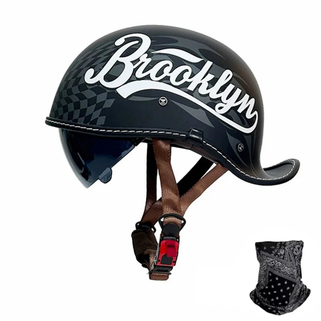 Schwarzer Motorradhelm mit weißer Aufschrift und braunen Lederriemen.