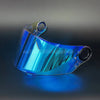 Visor de casco de motocicleta transparente con tinte azul y forma curva, mostrado sobre una superficie oscura.
