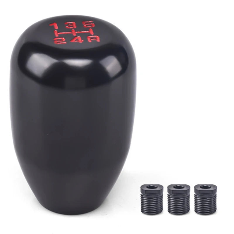 Schaltknauf eines schwarzen Autos mit roten Markierungen für die Gänge 1, 3, 5, H, N und R.