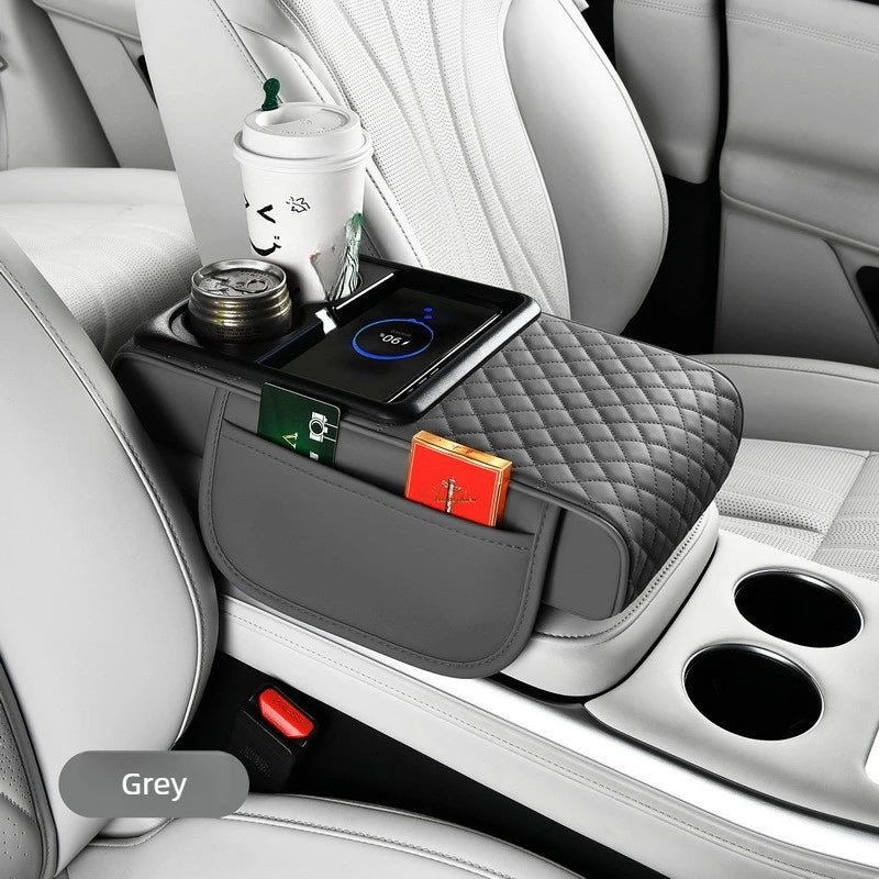 Grauer multifunktionaler Armlehnen-Organizer mit kabellosem Ladepad und Aufbewahrungsfächern im Auto-Innenraum