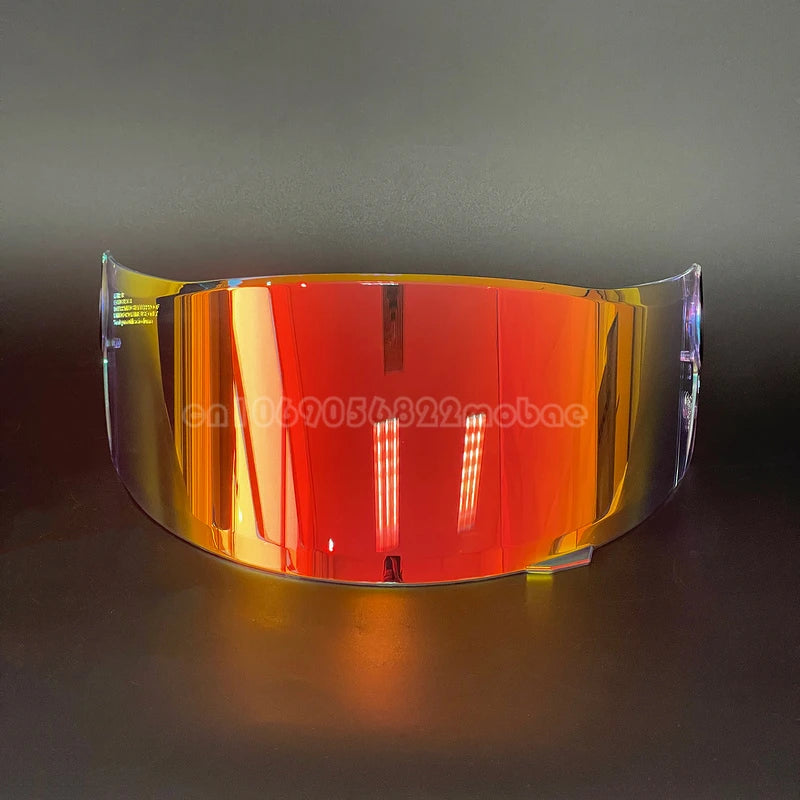 Visor de casco de motocicleta curvo y multicolor mostrando un vibrante degradado de luz naranja y roja.