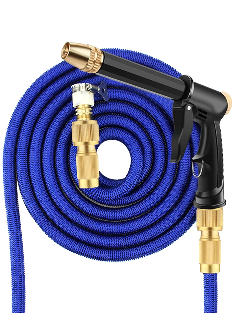 Schwarze Hochdruck-Sprühpistole mit goldfarbener Düse, gewickelt in einer blauen Schlauch.