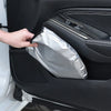 Une main ouvre un pare-soleil argenté de voiture premium stocké dans le panneau de porte intérieur.
