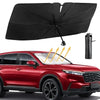 Un pare-soleil rétractable noir anti-UV pour voiture, monté au-dessus d'un SUV rouge.